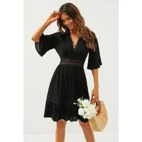 FS Collection Minikleid Damen Minikleid aus Baumwolle mit V-Ausschnitt und Spitzendetails (XS (EU:36 / UK:8) · S (EU:38 / UK:10) · M (EU:40 / UK:12) · L (EU:42 / UK:14) · XL (EU:44 / UK:16), 5 Farben : Schwarz, Elfenbeinweiß, Hellblau, Salbeigrün und