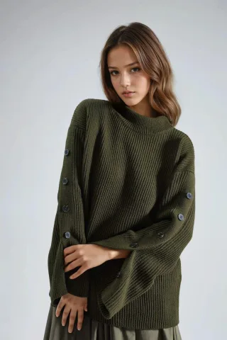 Dicker Strickpullover mit Schlitz und Knopfdetails