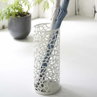 Yamazaki Schirmständer rund dekorativ 19x46cm Metall weiß. Schaffen Sie skandinavische Leichtigkeit und Struktur in Ihrem hellen Eingangsbereich.