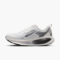 Nike W VOMERO 18 ESS Laufschuh doppellagige, maximale Dämpfung für ein komfortables Laufgefühl