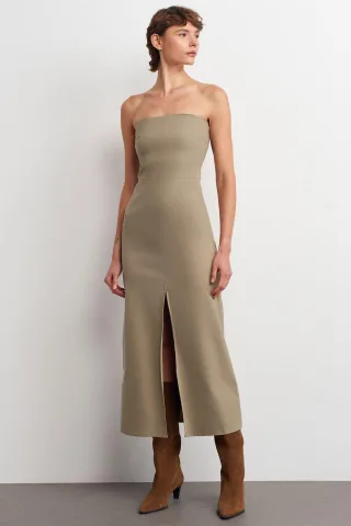 Trägerloses, tailliertes Midikleid mit Schlitz