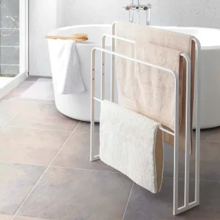 Yamazaki Handtuchständer platzsparend 70x81x14cm Metall weiß. Ein funktionaler Blickfang für effiziente Textiltrocknung im modernen Badezimmer.