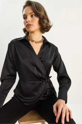 Satin V-Ausschnitt-Shirt mit Bindeband