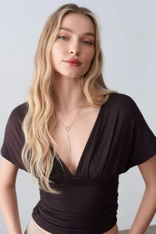 Schlanke Passform V-Ausschnitt Bluse mit Krawatten Detail