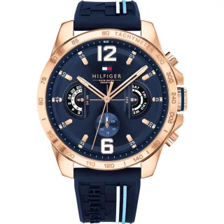Stylische Herrenuhr von der Marke Tommy Hilfiger. Die Uhr hat ein Kautschukarmband, das auch kleiner gemacht werden kann, das Gehäuse hat einen Durchmesser von 46 mm und das Uhrwerk ist ein Quarzwerk. Marke: Tommy HilfigerModellname: 1791474 (46mm)Ka