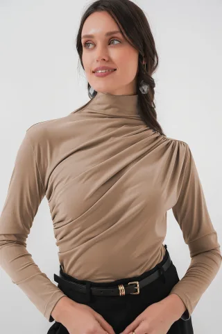 Taillierte Rollkragenbluse mit Drapée-Detail