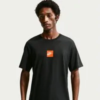 Nike T-Shirt Nike Sportswear T-Shirt mit sportlichem Rückenprint, hüftbedeckende Länge, Kurzarm, Rundhals