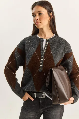 Strickpullover mit Rundhalsausschnitt und Knopfverschluss