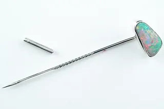 935er Reversnadel mit 1,51 ct. White Opal aus Australien