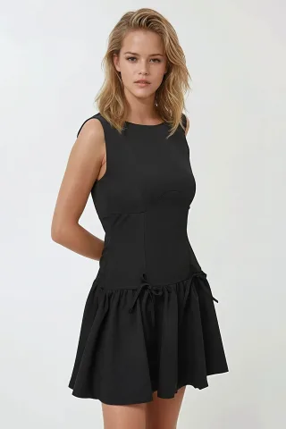 Tailliertes Mini-Kleid mit Schleifendetails