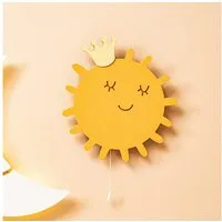 COZYCOLLECTIONS LED Wandleuchte Handbemaltes LED-Wandnachtlicht Gekröntes Sonnen in Holzoptik, LED, Warmweiß, Montessori: warmes Licht & Ziehschalter für Selbstständigkeit