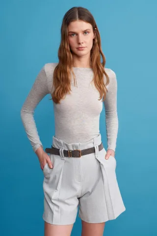 Hoch taillierte Shorts mit Gürtel