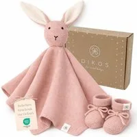DIKOS Kuscheltuch SCHMUSE-Hase mit Söckchen 100% Bio-Baumwolle PREMIUM Geschenkset, (Strick-Set, Schnuffeltuch mit süßem Hasen - perfekt als erster Kuschelfreund), Geschenk zur Geburt, Babygeschenk, Erstausstattung Neugeborene