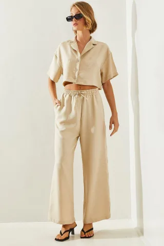 Eingeknöpftes Crop-Shirt und weite Hosen Co-Ord-Set