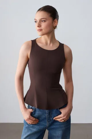 Taillierte ärmellose Crepe-Peplum-Bluse