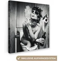 OneMillionCanvasses® Leinwandbild Frau - Vintage - Lockenwickler - Toilette - Zigarette, Fotodruck (1 St), Wandbild, Deko Schlafzimmer Wohnzimmer Flur 20x20 cm