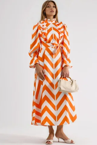 Geometrisches Rüschmaxikleid mit halbem Rollkragen