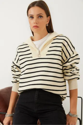 Gestreifter Boxy-Crop-Pullover mit Reißverschlusskragen