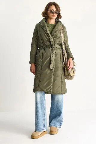 Strukturierte Midi-Pufferjacke mit Schalkragen und Bindeband