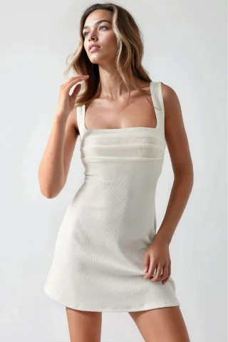 Raffiniertes Minikleid mit eckigem Ausschnitt