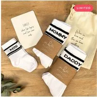 MeinBaby123® Tennissocken Geschenkset Schwangerschaft, Geschenk zur Geburt & Baby Shower (Set, 3er Socken Set inkl. Baumwollsäckchen und Karte) Geschenk frischgebackene Eltern,  Familiensocken Mama Papa Baby