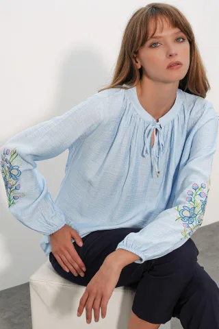 Gestickte Übergröße Crepe-Bluse
