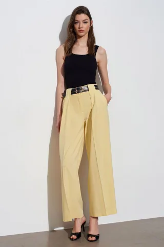 Hoch taillierte, weite, gefaltete Hose