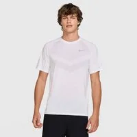 Nike Laufshirt M NK DFADV STRIDE SS TOP Kurzarm-Design, mit Rundhalsausschnitt, normale Länge, atmungsaktiv