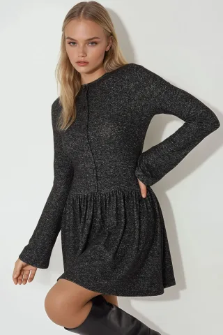 Kreuzkragen Langarm Skater Mini Kleid mit Knopfdetails