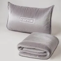 Cozyor Reisekissen und Reisedecke 2 in 1, Reiseset kuschelig weich + Rucksack-Clip, & mit praktischer Befestigung für Koffer, hellgrau Moonlight-Serie, 1-tlg., Verwandlungskissen, Flugzeugdecke für unterwegs wahlweise mit Nackenkissen & Augenmaske