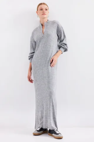 Texturiertes Strickkleid mit halbem Rollkragen und Reißverschluss