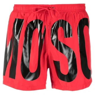Rote kurze Badeshorts mit Print-Logo der Marke Moschino