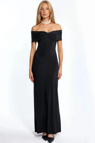 Maxikleid mit schulterfreiem Schnitt und Schlitzdetails in Sandfarbe