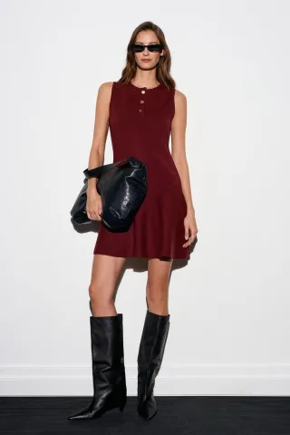 Ärmelloses nahtloses Strick-Skater-Mini-Kleid