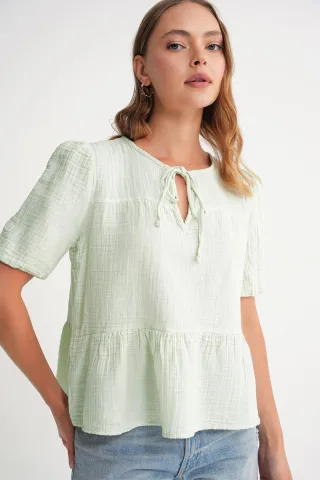 Strukturierte Musselin-Bluse mit Rundhalsausschnitt und Bindungsdetails