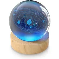 MyBeo LED Dekolicht 3D Glaskugel, Leuchtende Kristallkugel mit Gravur, Nachtlicht Skulptur, Farbwechsel, LED fest integriert, Farbwechsler, RGB LED, K9 Kristall, 6 cm ⌀, Holzsockel, geringer Energieverbrauch
