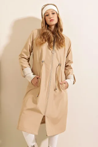 Gestreifter langer Trenchcoat mit Kapuze und Tunnelzug in der Taille