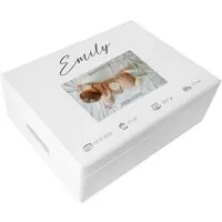 Creative Deco Holzkiste Erinnerungsbox Baby Weiß, 40x30x14 cm, Wunschtext