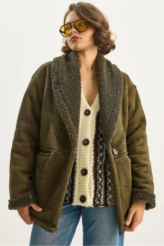 Faux-Fur-Beschichteter Knopfmantel