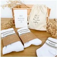 MeinBaby123® Tennissocken Geschenkset Schwangerschaft, Geschenk zur Geburt & Baby Shower (Set, 3 Paar Socken inkl. Baumwollsäckchen und Karte) Geschenkidee frischgebackene Eltern, Mama Papa Baby