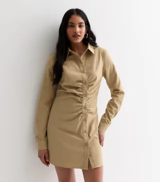 Asymmetrisches Hemdblusenkleid mit Rüschen aus Stein