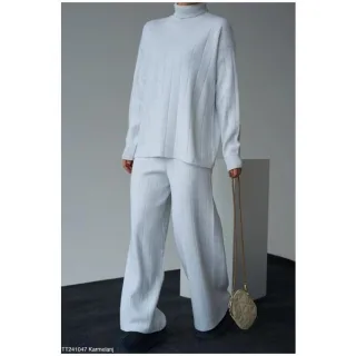 Oversize-Rollkragenpullover und ausgestelltes Strickset