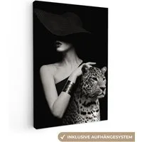 OneMillionCanvasses® Leinwandbild Frau - Leopard - Luxus - Schwarz - Weiß - Tier, Fotodruck (1 St), Leinwand Canvas Wandbild, Wanddekoration 20x30 cm