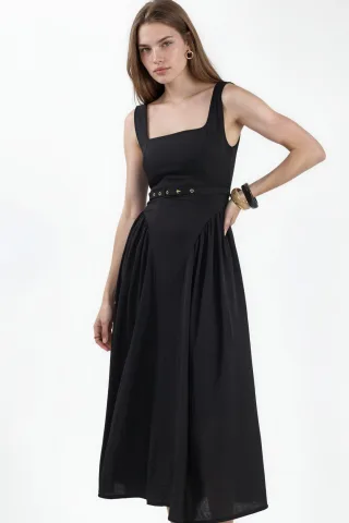 Kleid mit quadratischem Kragen und Taillengürtel in Midi-Länge