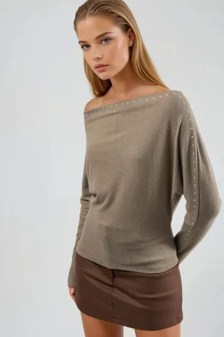 Bootsausschnitt-Bluse mit Stein-Accessoire