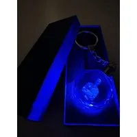 Stelby Schlüsselanhänger Victor Osimhen Multicolor Schlüsselanhänger mit Geschenkbox (Perfekt für Geburtstage und Weihnachten, Robustes Glasmaterial, leuchtet in 5 Farben), Farbwechsel, langlebig, modernes Design