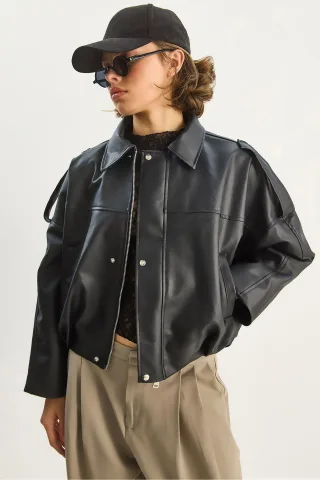 Übergroße Kunstleder-Crop-Jacke mit Reißverschluss