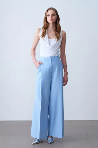 Hoch taillierte weite Crepe-Hosen