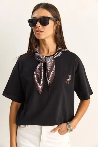 Lässig sitzendes Rundhals-gesticktes T-Shirt