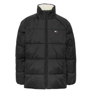 Herrenjacke der Marke Tommy Jeans in der Farbe schwarz. Die Jacke ist aus recyceltem Polyester hergestellt und hat eine normale Passform. Auf der Brust befindet sich das kultige Tommy-Logo. Marke: Tommy JeansModellname: Vail Puffer JacketKategorie: H